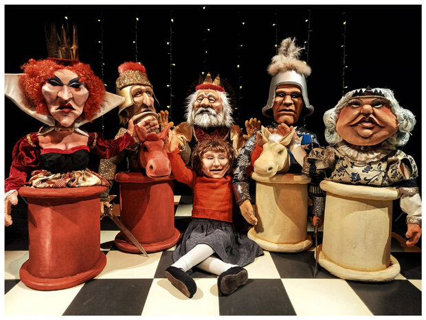 Alice attraverso lo specchio